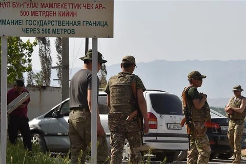 Binh sỹ Kyrgyzstan tuần tra tại làng Maksat, gần khu vực biên giới với Tajikistan ngày 4/5/2021. (Ảnh: AFP/TTXVN)