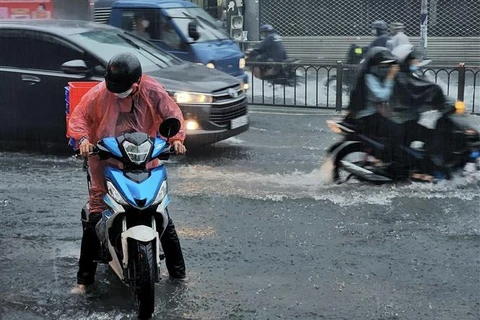 Mưa kéo dài khiến khu vực đường Calmette, Quận 1 (Thành phố Hồ Chí Minh) bị ngập nhẹ. (Ảnh: Hồng Giang/TTXVN)