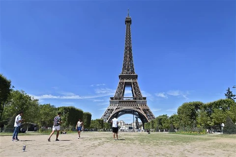 Tháp Eiffel ở thủ đô Paris (Pháp). (Ảnh: AFP/TTXVN)