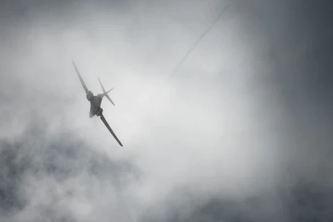Máy bay ném bom B-1B Lancer của không quân Mỹ bay qua một đám mây phía trên căn cứ không quân Andersen ở Guam, ngày 19/5/2020. (Nguồn: reuters.com)