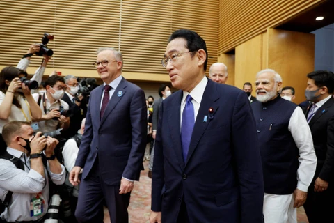 Thủ tướng Nhật Bản Fumio Kishida và Thủ tướng Australia Anthony Albanese, cùng lãnh đạo các nước cùng trong Bộ Tứ - Tổng thống Mỹ Joe Biden và Thủ tướng Ấn Độ Narendra Modi - tại Tokyo hồi tháng Năm. (Nguồn: Reuters/japantimes.co.jp)