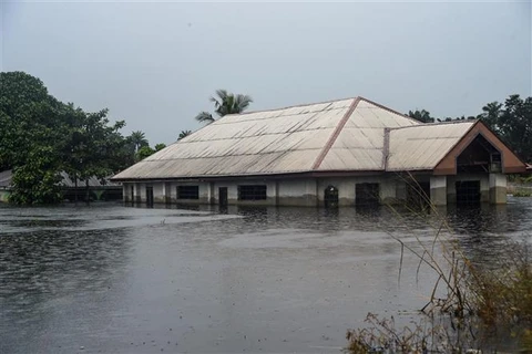 Nhiều ngôi nhà bị ngập trong nước lũ tại Ahoada, Nigeria, ngày 21/10/2022. Ảnh: AFP/TTXVN