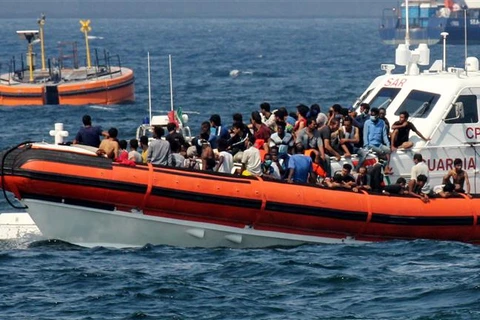 Tàu của lực lượng tuần duyên Italy tham gia chiến dịch giải cứu người di cư tại cảng Palermo, Sicily (Italy). (Ảnh: AFP/TTXVN)