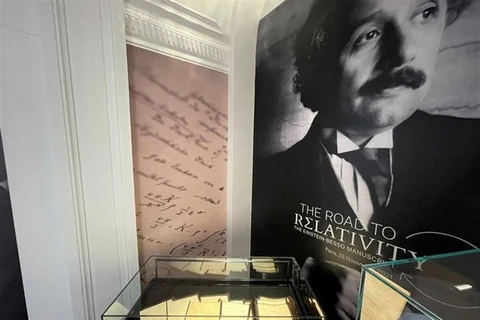 Một trang trong tập bản thảo viết tay của nhà vật lý vĩ đại người Đức Albert Einstein về Thuyết tương đối đã lập kỷ lục đấu giá 11,6 triệu euro (13 triệu USD) tại phiên đấu giá ở nhà Christie's, thủ đô Paris (Pháp) ngày 23/11/2021. Ảnh: REUTERS/TTXVN