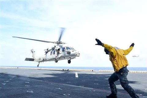Trực thăng MH-60 của Mỹ hạ cánh xuống tàu đổ bộ Marado trọng tải 14.500 tấn của Hàn Quốc trong cuộc tập trận chung ở ngoài khơi tỉnh Okinawa (Nhật Bản), ngày 2/6/2022. (Ảnh: Yonhap/TTXVN)