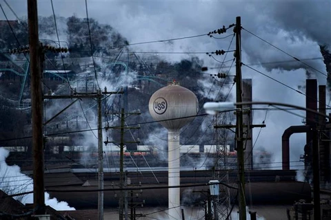 Khí thải phát ra từ một nhà máy thép ở North Braddock, bang Pennsylvania (Mỹ) ngày 21/1/2020. (Ảnh: AFP/TTXVN)
