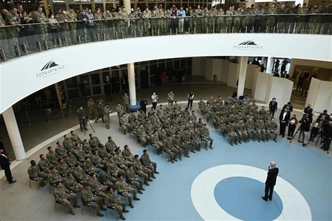 Tổng thống Mỹ Joe Biden (phải) phát biểu trong chuyến thăm các binh sĩ Mỹ thuộc Sư đoàn không vận số 82 đang làm nhiệm vụ tại Ba Lan, ở thành phố Rzeszow, ngày 25/3/2022. Ảnh: AFP/TTXVN
