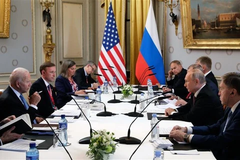 Tổng thống Mỹ Joe Biden (trái) trong cuộc gặp Tổng thống Nga Vladimir Putin (thứ 2, phải) tại Geneva, Thuỵ Sĩ ngày 16/6/2021. Ảnh: AFP/TTXVN