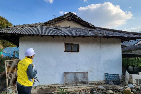 Nhà chức trách Goesan (Hàn Quốc) kiểm tra một ngôi nhà sau khi trận động đất có độ lớn 4,1 xảy ra ở khu vực này, ngày 29/10/2022. (Nguồn: Yonhap/washingtonpost.com)