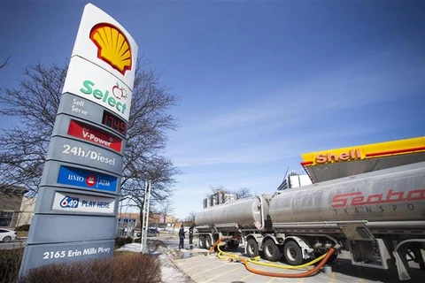 Xe tiếp nhiên liệu tại một trạm xăng dầu ở Mississauga, Greater Toronto (Canada). (Ảnh: THX/TTXVN)