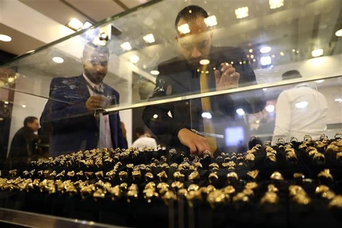 Trang sức vàng được trưng bày tại triển lãm trang sức ở Cairo (Ai Cập), ngày 20/2/2022. (Ảnh: THX/TTXVN)