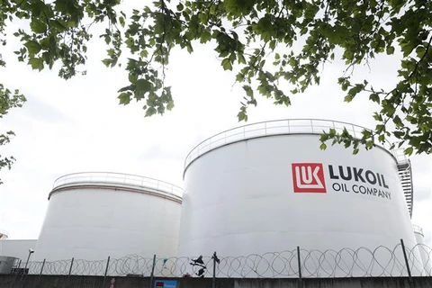 Các bể chứa dầu thuộc công ty Lukoil của Nga tại Brussels (Bỉ). (Ảnh: AFP/TTXVN)