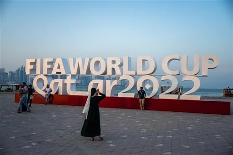 Du khách chụp ảnh tại Doha (Qatar) ngày 23/10/2022. (Ảnh: AFP/TTXVN)