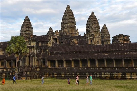 Khách du lịch tham quan đền Angkor Wat ở tỉnh Siem Reap (Campuchia). (Ảnh: AFP/TTXVN)