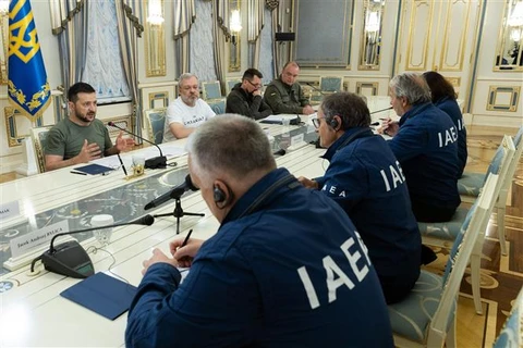 Tổng thống Ukraine Volodymyr Zelensky (thứ nhất, trái) trong cuộc gặp phái bộ Cơ quan Năng lượng Nguyên tử Quốc tế (IAEA) do Tổng Giám đốc Rafael Grossi (thứ hai, trái) dẫn đầu trong cuộc gặp ở Kiev, ngày 6/10/2022. (Ảnh: AFP/TTXVN)