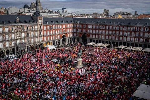 Người biểu tình tại quảng trường Plaza Mayor (Tây Ban Nha), ngày 3/11/2022. (Nguồn: AP/abcnews.go.com)
