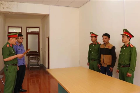 Cơ quan Cảnh sát điều tra Công an tỉnh Lai Châu đọc quyết định khởi tố bị can Đỗ Đình Chiến. (Ảnh: Việt Hoàng/TTXVN)