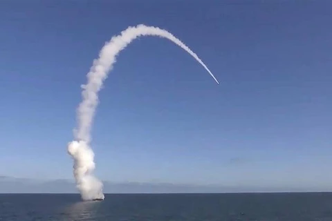 Tên lửa hành trình Kalibr của Nga được phóng từ tàu ngầm, hồi tháng 4/2022. (Ảnh: TASS/TTXVN)