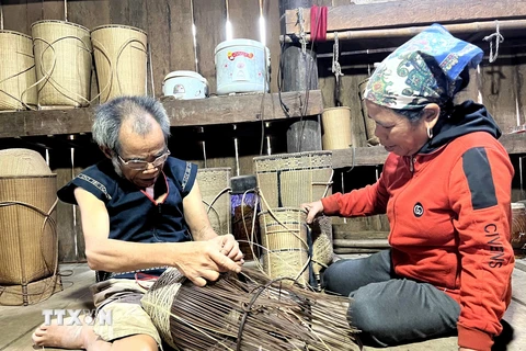 Nghệ nhân Đinh Bi (làng K'giang, xã Kông Lơng Khơng, huyện K'bang - Gia Lai) và niềm đam mê đan lát. (Ảnh: Hồng Điệp/TTXVN)
