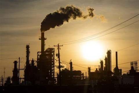 Khí thải bốc lên từ một nhà máy lọc dầu ở Houston, Texas (Mỹ), ngày 20/4/2020. (Ảnh: AFP/TTXVN)