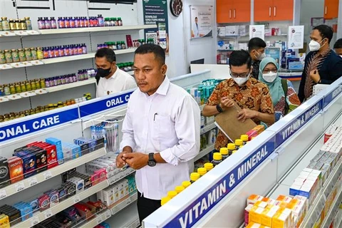 Cảnh sát kiểm tra một hiệu thuốc tại Banda Aceh (Indonesia), ngày 24/10/2022. (Ảnh: AFP/TTXVN)