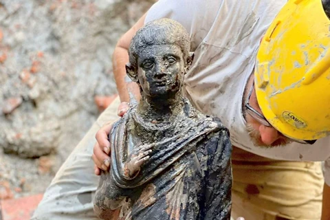 Một trong những bức tượng đồng được phát hiện tại cơ sở tắm khoáng nóng thuộc vùng Tuscany, Italy (ảnh do Bộ Văn hóa Italy công bố ngày 8/11/2022). (Ảnh: AFP/TTXVN)