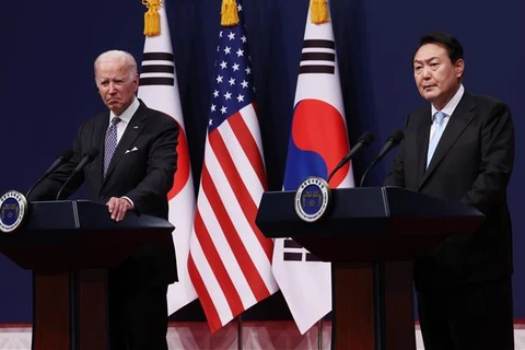 Ông Yoon Suk-yeol (phải) trong cuộc họp báo chung với người đồng nhiệm Mỹ Joe Biden đang trong chuyến thăm Seoul, hồi tháng 5/2022. (Ảnh: Yonhap/TTXVN)