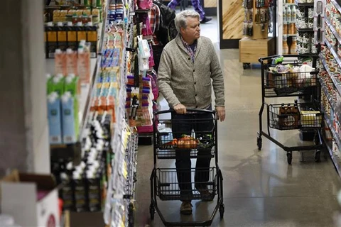 Người dân mua sắm tại một siêu thị ở Washington, D.C. (Mỹ) ngày 28/10/2022. (Ảnh: THX/TTXVN)