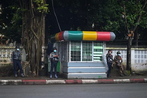 Lực lượng an ninh gác trên đường phố tại Yangon (Myanmar), ngày 19/7/2022. (Ảnh: AFP/TTXVN)