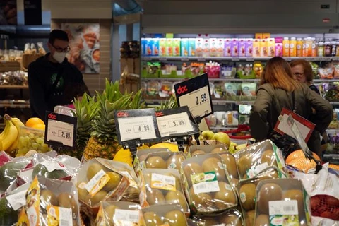 Người dân mua sắm tại một siêu thị ở Rome (Italy) ngày 29/10/2022. (Ảnh: THX/TTXVN)