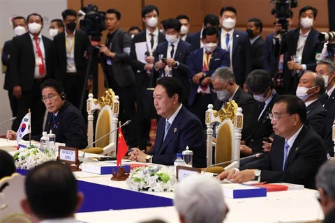 Thủ tướng Trung Quốc Lý Khắc Cường (phải), Tổng thống Hàn Quốc Yoon Suk-yeol (giữa) và Thủ tướng Nhật Bản Fumio Kishida (trái) tại Hội nghị Cấp cao ASEAN+3 ở Phnom Penh (Campuchia), ngày 12/11/2022. (Ảnh: Yonhap/TTXVN)