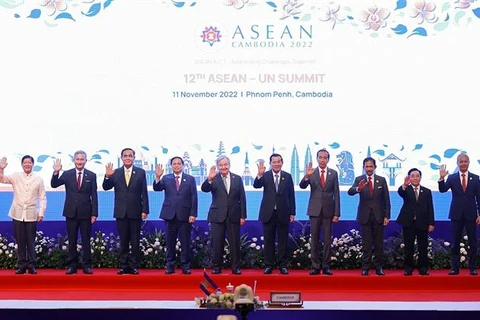 Trưởng đoàn các nước ASEAN và Tổng Thư ký Liên Hợp Quốc Antonio Guterres chụp ảnh chung chiều 11/11/2022, tại thủ đô Phnom Penh (Campuchia). (Ảnh: Dương Giang/TTXVN)