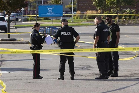 Cảnh sát phong tỏa hiện trường một vụ xả súng ở Mississauga (Canada) ngày 12/9/2022. (Ảnh: THX/TTXVN)