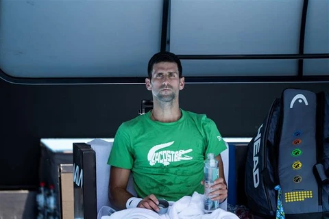 Tay vợt Novak Djokovic trong buổi luyện tập trước giải quần vợt Australia Mở rộng ở Melbourne, ngày 13/1/2022. (Ảnh: AFP/TTXVN)