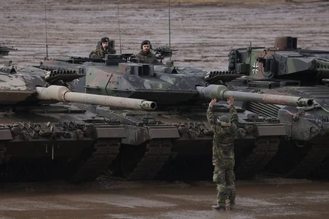 Xe tăng chiến đấu hạng nặng Leopard 2 tham gia trình diễn khả năng tại một khu huấn luyện ở Munster (Đức), ngày 7/2/2022. (Nguồn: Getty Images/Defense News)