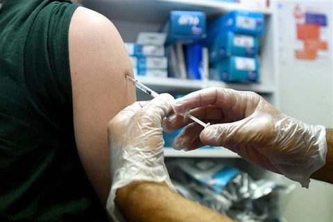 Nhân viên y tế tiêm vaccine phòng bệnh đậu mùa khỉ cho người dân tại Lille (Pháp), ngày 10/8/2022. (Ảnh: AFP/TTXVN)