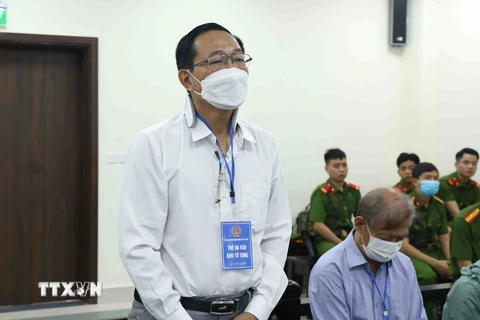 Bị cáo Cao Minh Quang (sinh năm 1956, cựu Thứ trưởng Bộ Y tế) khai báo trước toà. (Ảnh: Phạm Kiên/TTXVN)