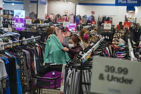 Người dân mua sắm tại một cửa hàng ở New York (Mỹ). (Ảnh: THX/TTXVN)