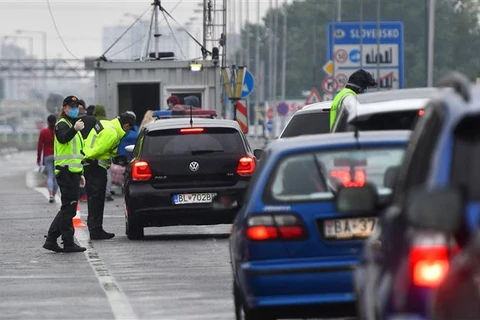 Cảnh sát Slovakia kiểm tra tại cửa khẩu Bratislava-Berg, biên giới giữa Áo và Slovakia. (Ảnh: AFP/TTXVN)