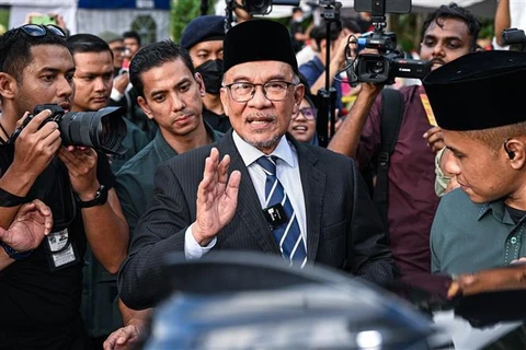 Lãnh đạo phe đối lập Anwar Ibrahim (giữa) sau cuộc gặp với Quốc vương tại Kuala Lumpur (Malaysia), ngày 22/11/2022. (Ảnh: AFP/TTXVN)