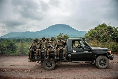 Xe của quân đội Cộng hòa Dân chủ Congo tiến về khu vực Kibumba, Bắc Kivu, trong cuộc giao tranh với lực lượng phiến quân M23, ngày 25/5/2022. (Ảnh: AFP/TTXVN)