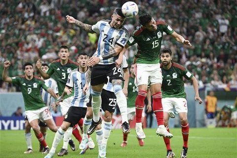 Ngày 26/11, đội tuyển Argentina đã đánh bại đội tuyển Mexico với tỷ số 2-0 trong trận đấu ở bảng C diễn ra trên sân Lusail tại thủ đô Doha (Qatar), qua đó duy trì cơ hội giành vé vào vòng 1/8 World Cup 2022. (Ảnh: THX/TTXVN)