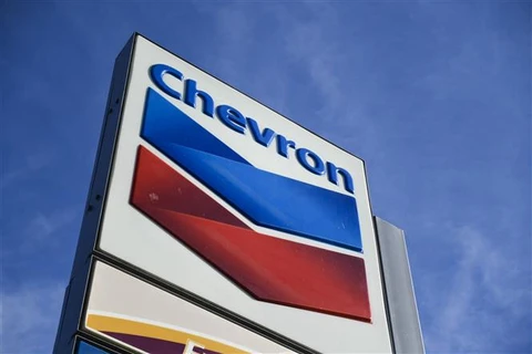 Biểu tượng tập đoàn Chevron tại một trạm xăng ở El Segundo, California (Mỹ). (Ảnh: AFP/ TTXVN)