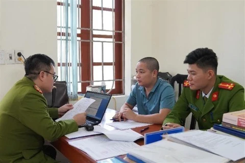 Đối tượng Bùi Xuân Dinh, lao động hợp đồng tại Văn phòng đăng ký đất đai chi nhánh huyện Kim Bôi (Hòa Bình) tại cơ quan công an. (Ảnh: Công an cung cấp)