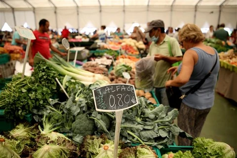 Người dân mua sắm tại một chợ ở Cascais (Bồ Đào Nha) ngày 13/7/2022. (Ảnh: THX/TTXVN)