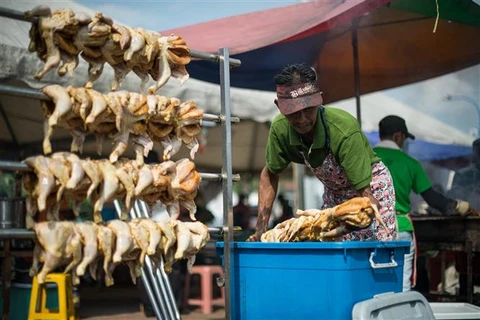 Thịt gà được bán tại Bentong, ngoại ô Kuala Lumpur (Malaysia). (Ảnh: AFP/TTXVN)