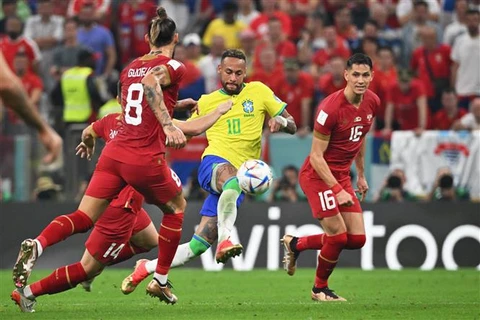 Tiền đạo Brazil Neymar (số 10) nỗ lực đi bóng trong sự vây hãm của các cầu thủ Serbia, trong trận ra quân tại bảng G, vòng chung kết World Cup 2022 trên sân Lusail (Qatar) ngày 24/11/2022. (Ảnh: AFP/TTXVN)