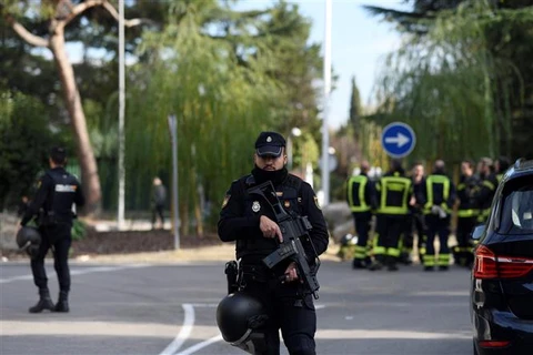 Cảnh sát phong tỏa khu vực xung quanh Đại sứ quán Ukraine tại Madrid (Tây Ban Nha), sau vụ bom thư phát nổ ngày 30/11/2022. (Ảnh: AFP/TTXVN)