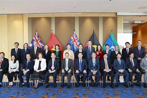 Chủ tịch Quốc hội Vương Đình Huệ chụp ảnh lưu niệm với đại biểu tại Diễn đàn hợp tác giáo dục Việt Nam-Australia, sáng 2/12/2022. (Ảnh: Doãn Tấn/TTXVN)