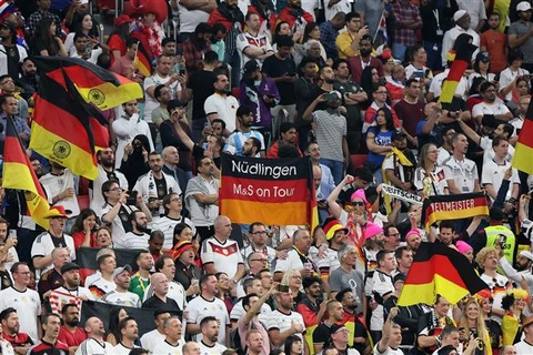 Cổ động viên đội tuyển Đức trên khán đài sân vận động Al-Bayt tại Al Khor (Qatar). (Ảnh: AFP/TTXVN)